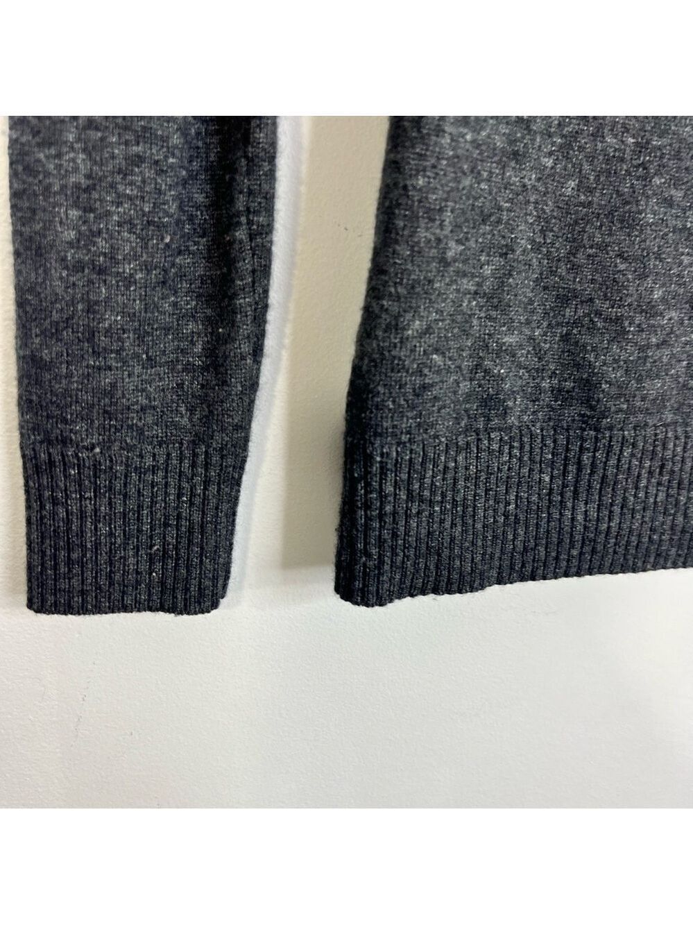 Uniqlo Premium Merino cashmere charcoal grey fitted v neck old money sweater M - Picture 10 of 13